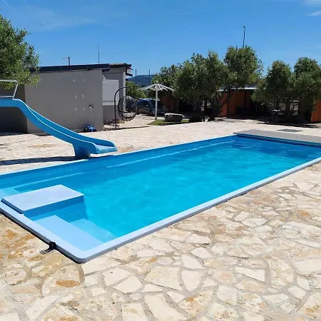 Mobile Pelin With Shared Pool * Pirovac